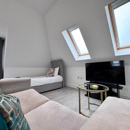 10 Min Drive To Airport - Free Parking - 15 Min Bus Ride - Ev Charge Available Apartment Stanwell Exterior photo