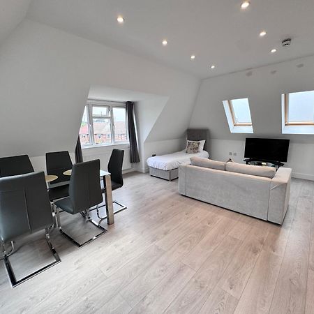 10 Min Drive To Airport - Free Parking - 15 Min Bus Ride - Ev Charge Available Apartment Stanwell Exterior photo