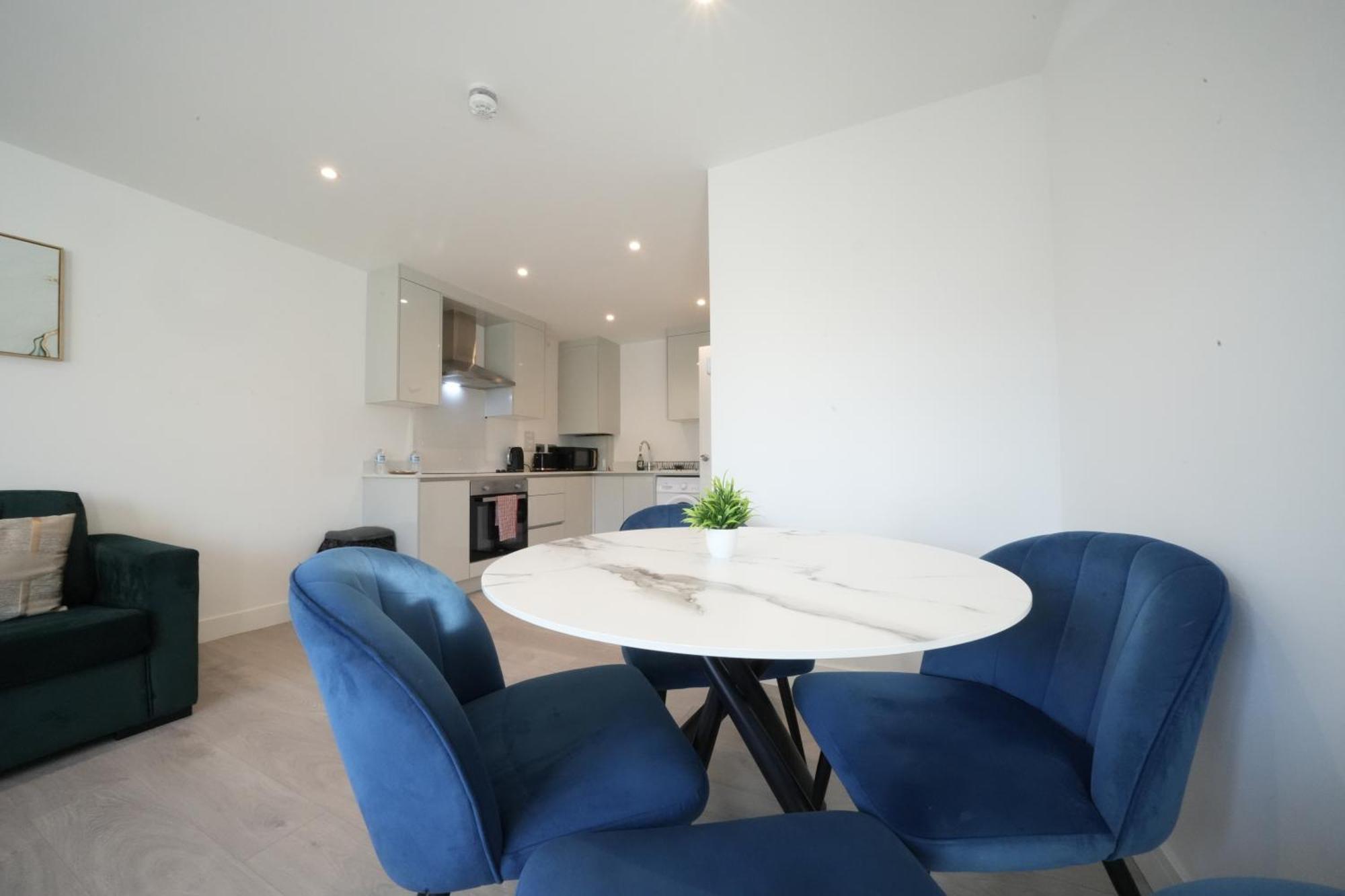 10 Min Drive To Airport - Free Parking - 15 Min Bus Ride - Ev Charge Available Apartment Stanwell Exterior photo