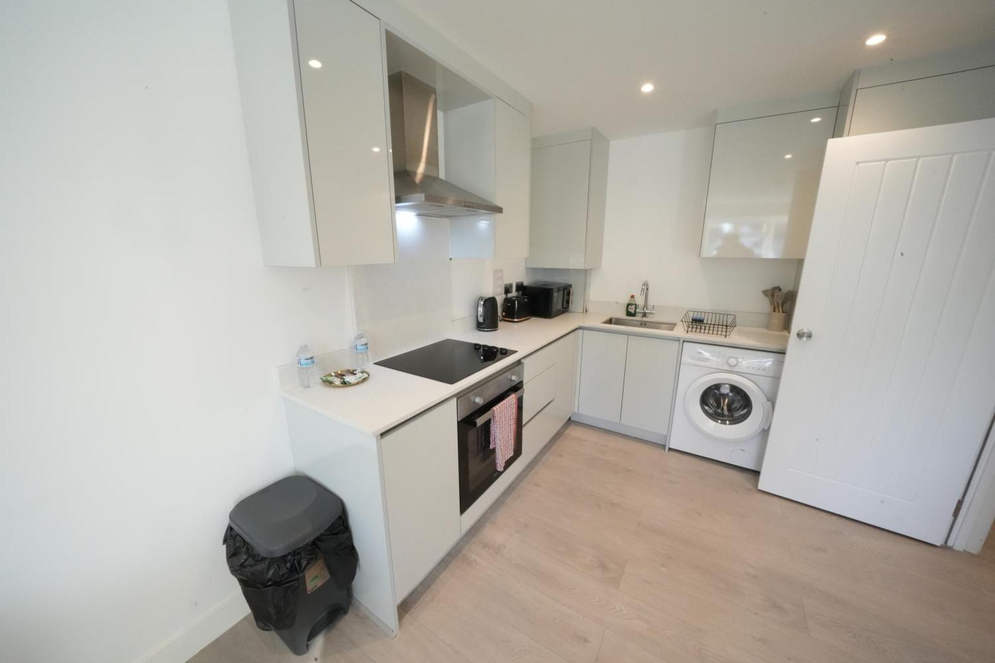 10 Min Drive To Airport - Free Parking - 15 Min Bus Ride - Ev Charge Available Apartment Stanwell Exterior photo