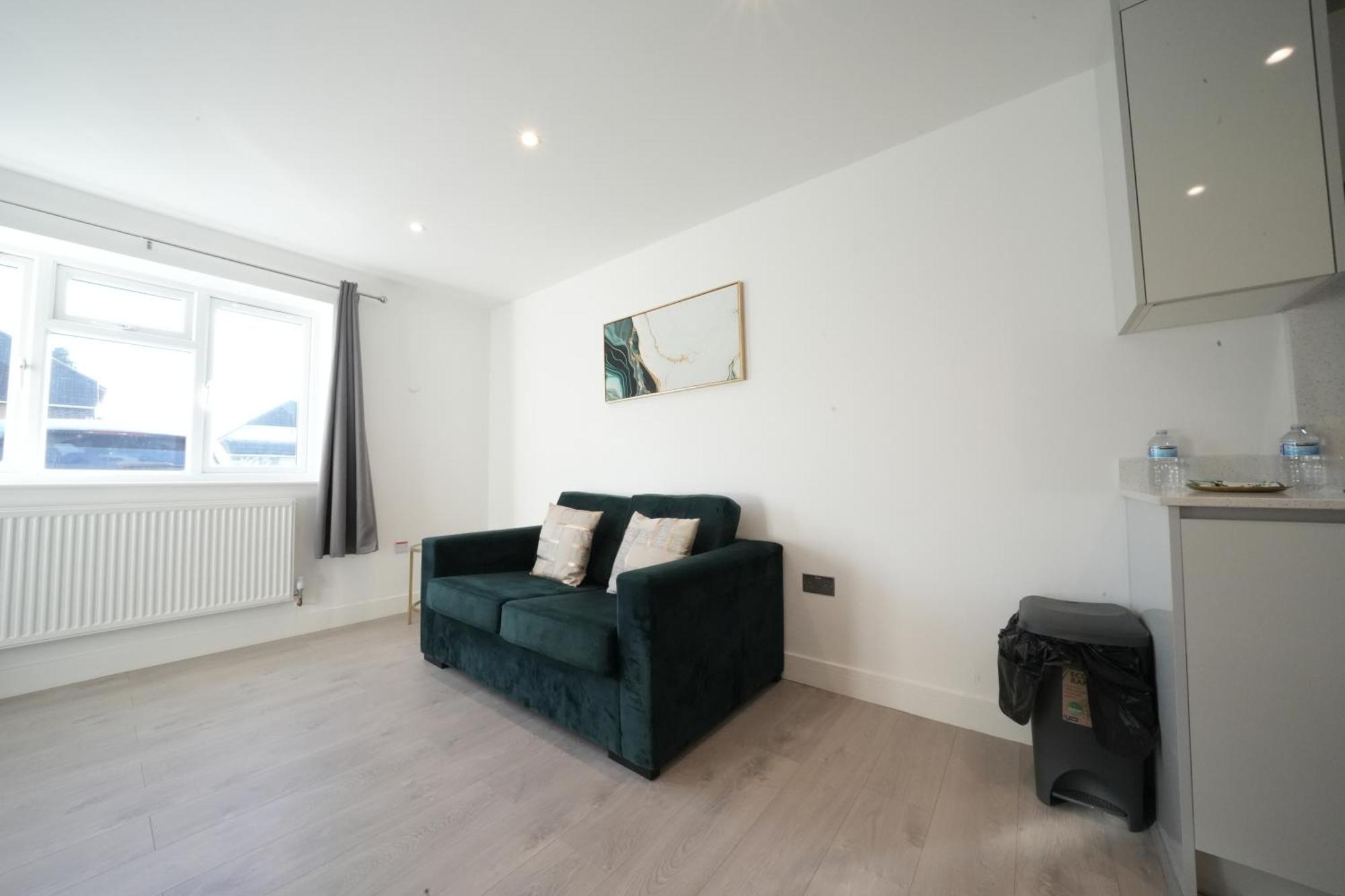 10 Min Drive To Airport - Free Parking - 15 Min Bus Ride - Ev Charge Available Apartment Stanwell Exterior photo