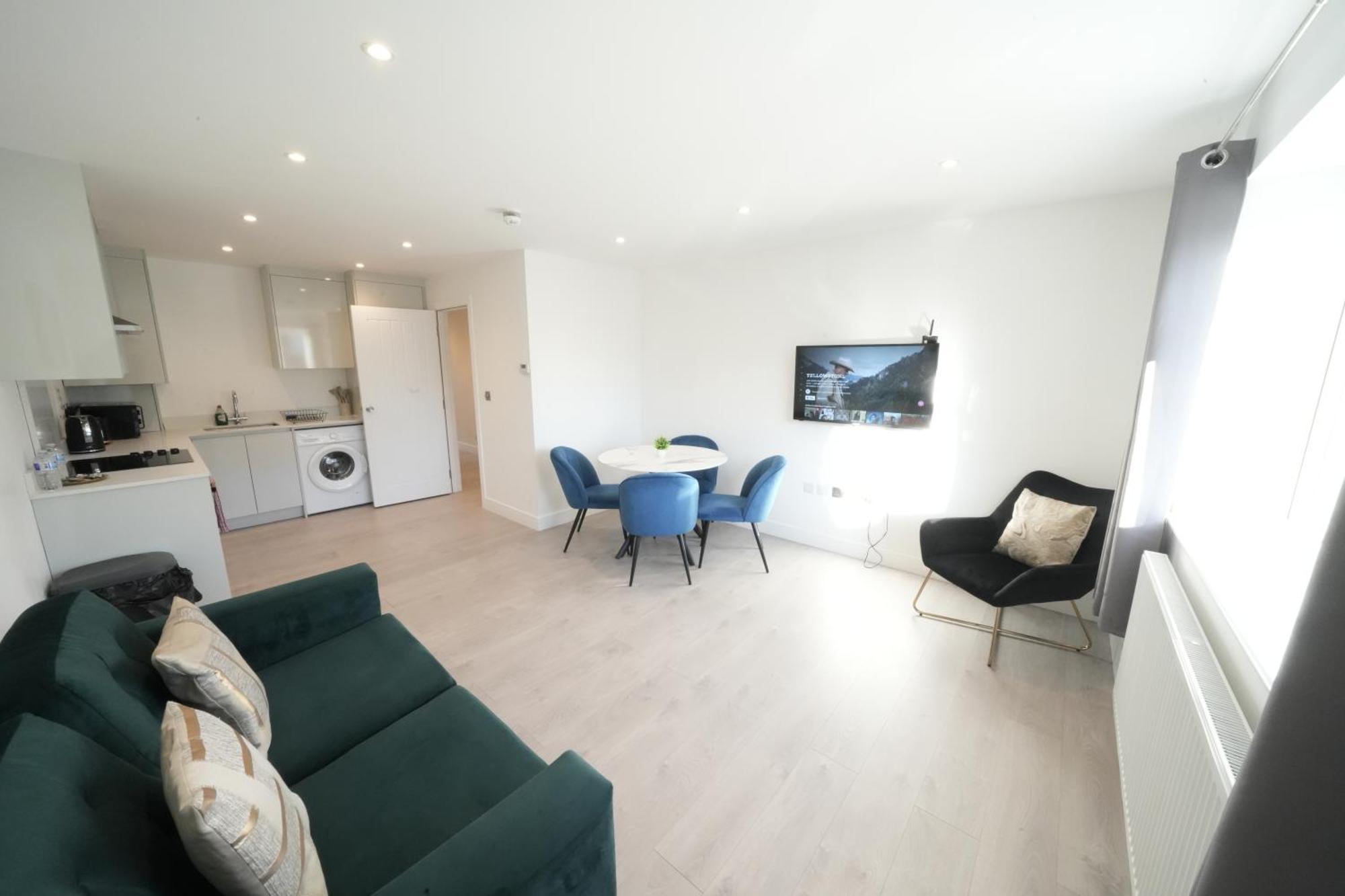10 Min Drive To Airport - Free Parking - 15 Min Bus Ride - Ev Charge Available Apartment Stanwell Exterior photo
