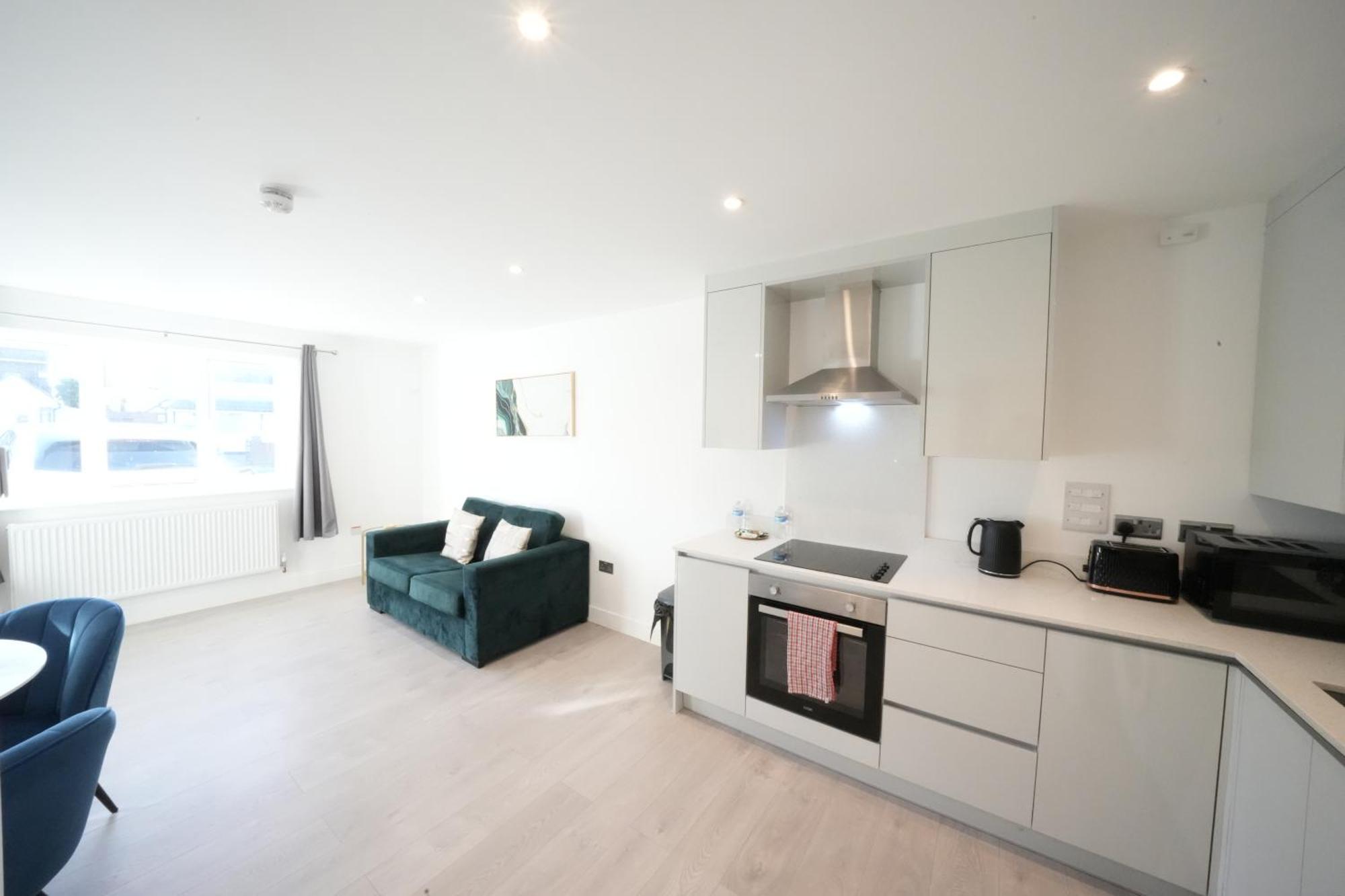 10 Min Drive To Airport - Free Parking - 15 Min Bus Ride - Ev Charge Available Apartment Stanwell Exterior photo