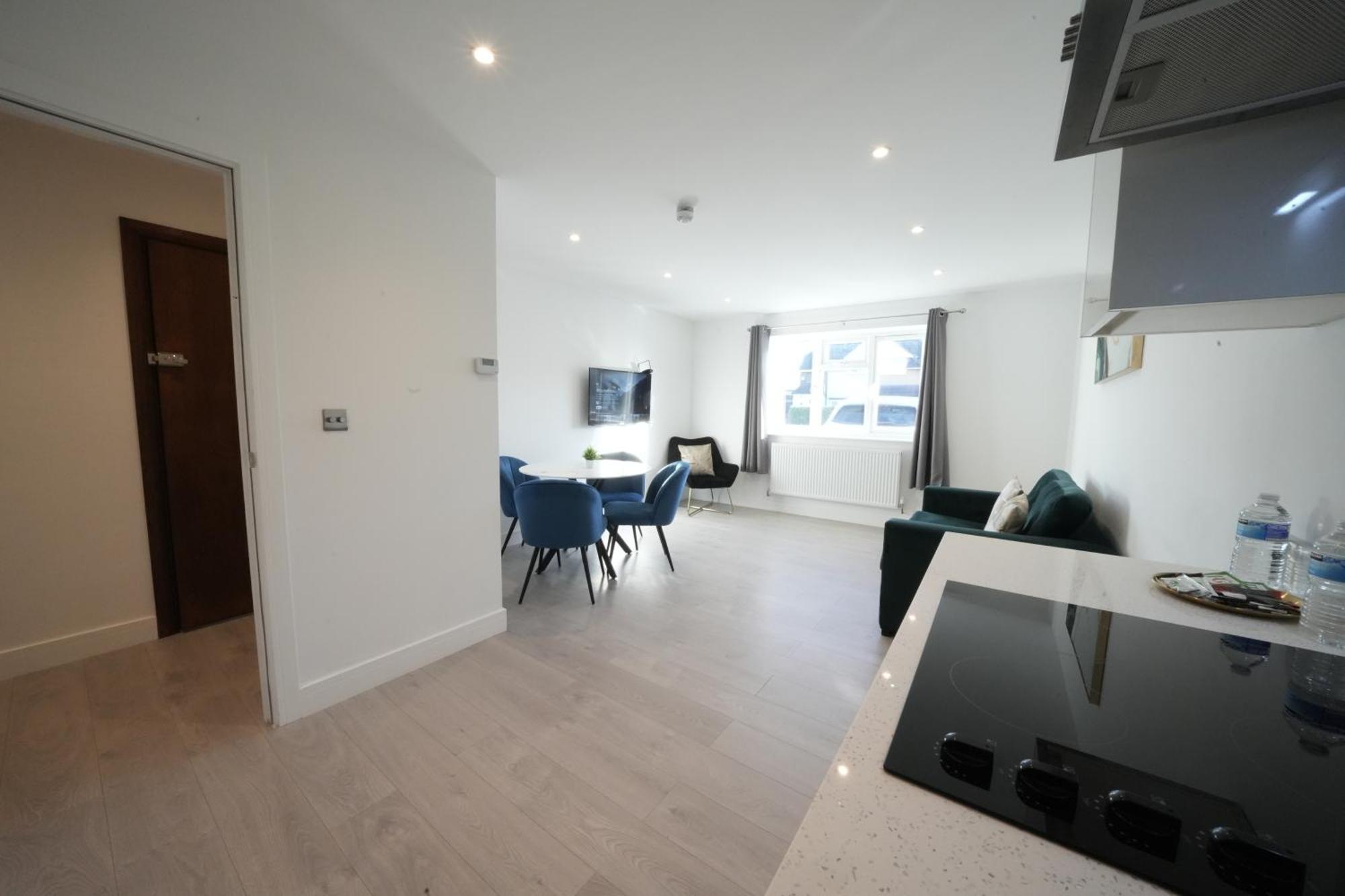 10 Min Drive To Airport - Free Parking - 15 Min Bus Ride - Ev Charge Available Apartment Stanwell Exterior photo