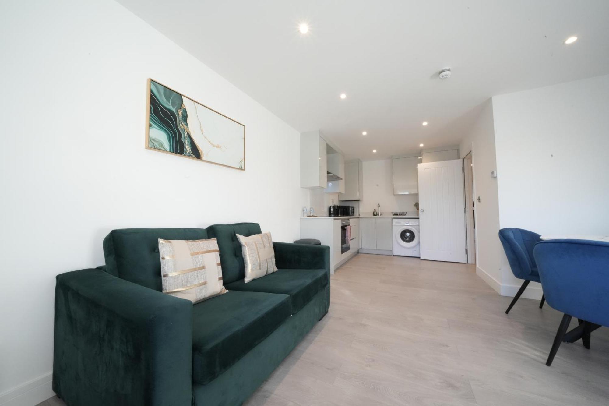 10 Min Drive To Airport - Free Parking - 15 Min Bus Ride - Ev Charge Available Apartment Stanwell Exterior photo
