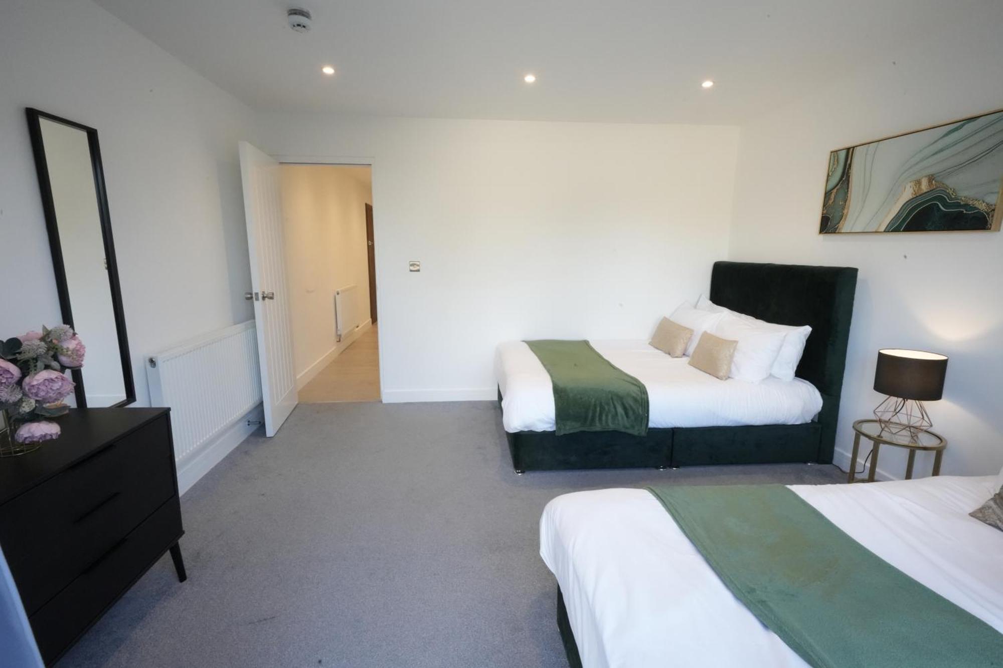 10 Min Drive To Airport - Free Parking - 15 Min Bus Ride - Ev Charge Available Apartment Stanwell Exterior photo