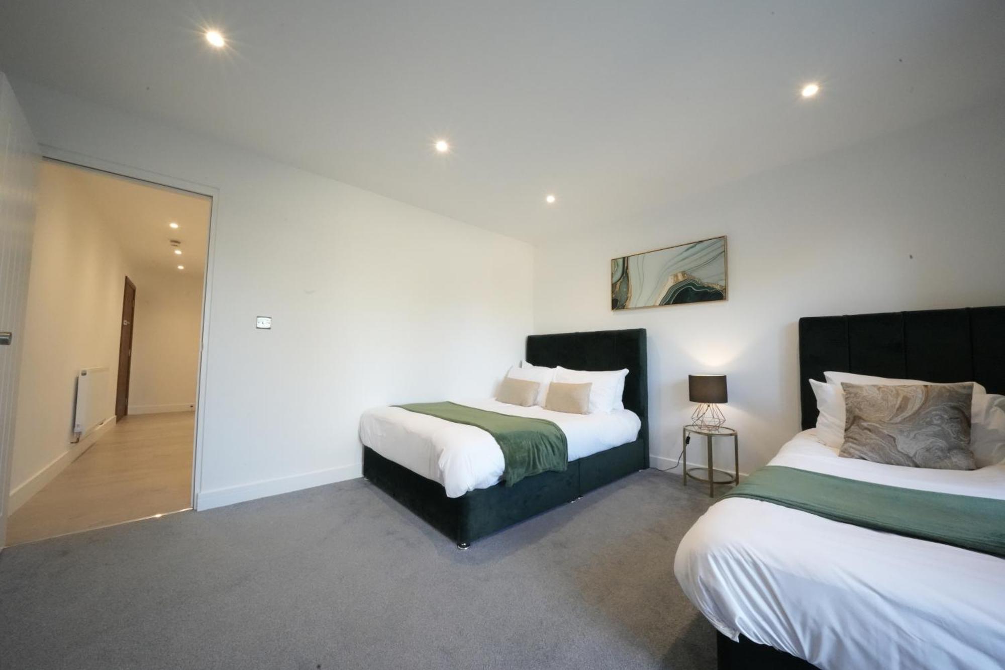 10 Min Drive To Airport - Free Parking - 15 Min Bus Ride - Ev Charge Available Apartment Stanwell Exterior photo