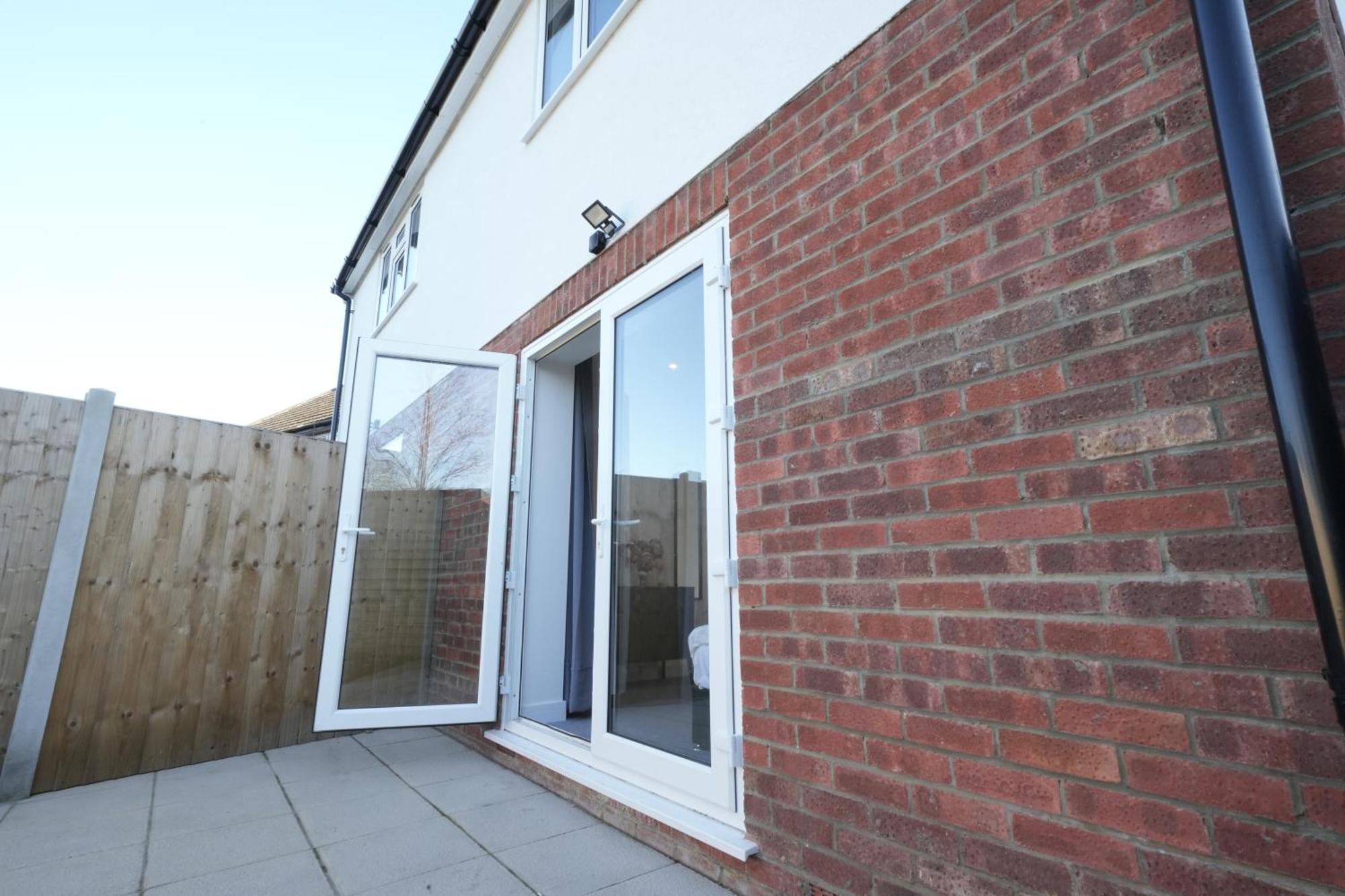 10 Min Drive To Airport - Free Parking - 15 Min Bus Ride - Ev Charge Available Apartment Stanwell Exterior photo