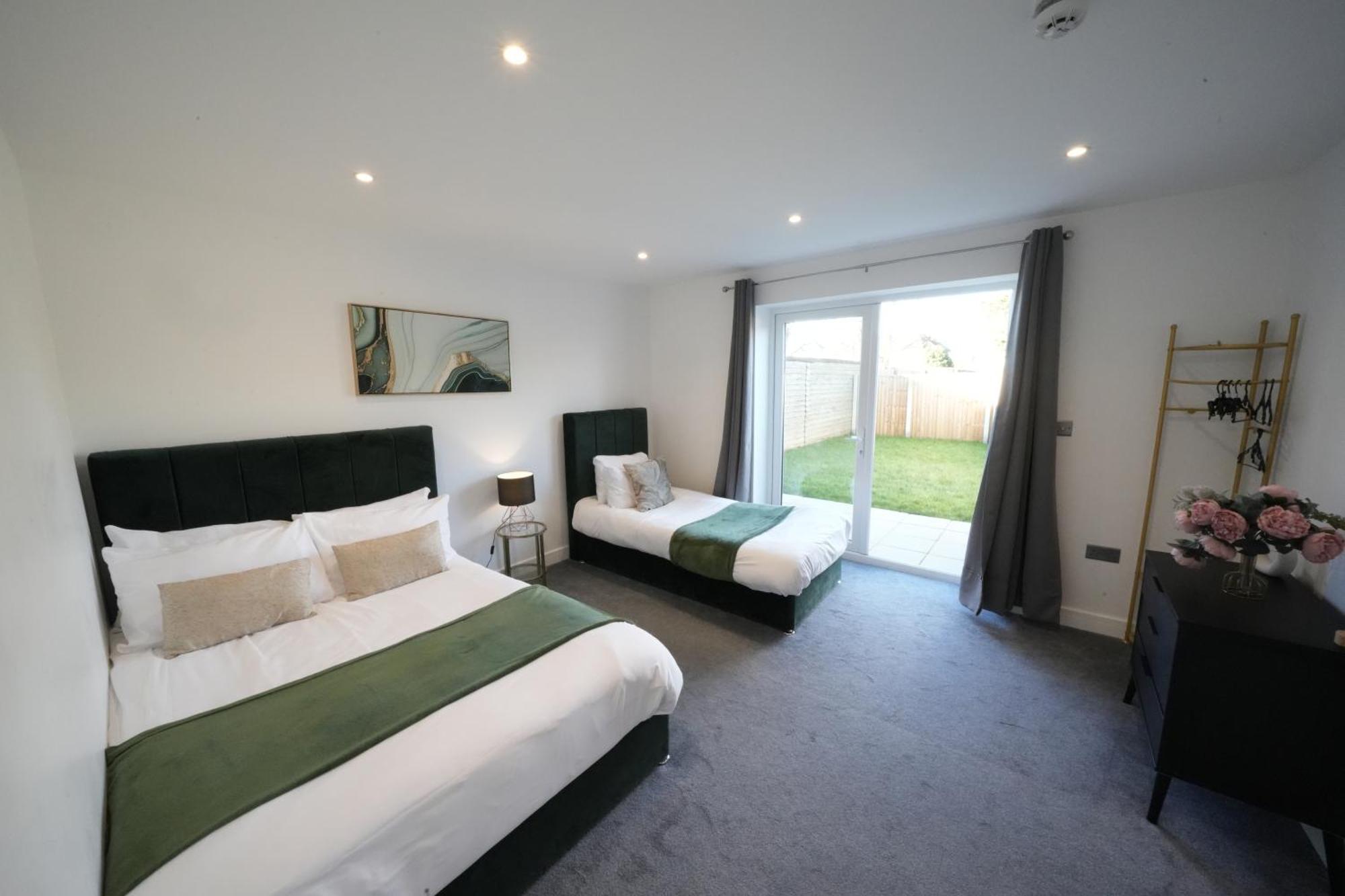 10 Min Drive To Airport - Free Parking - 15 Min Bus Ride - Ev Charge Available Apartment Stanwell Exterior photo