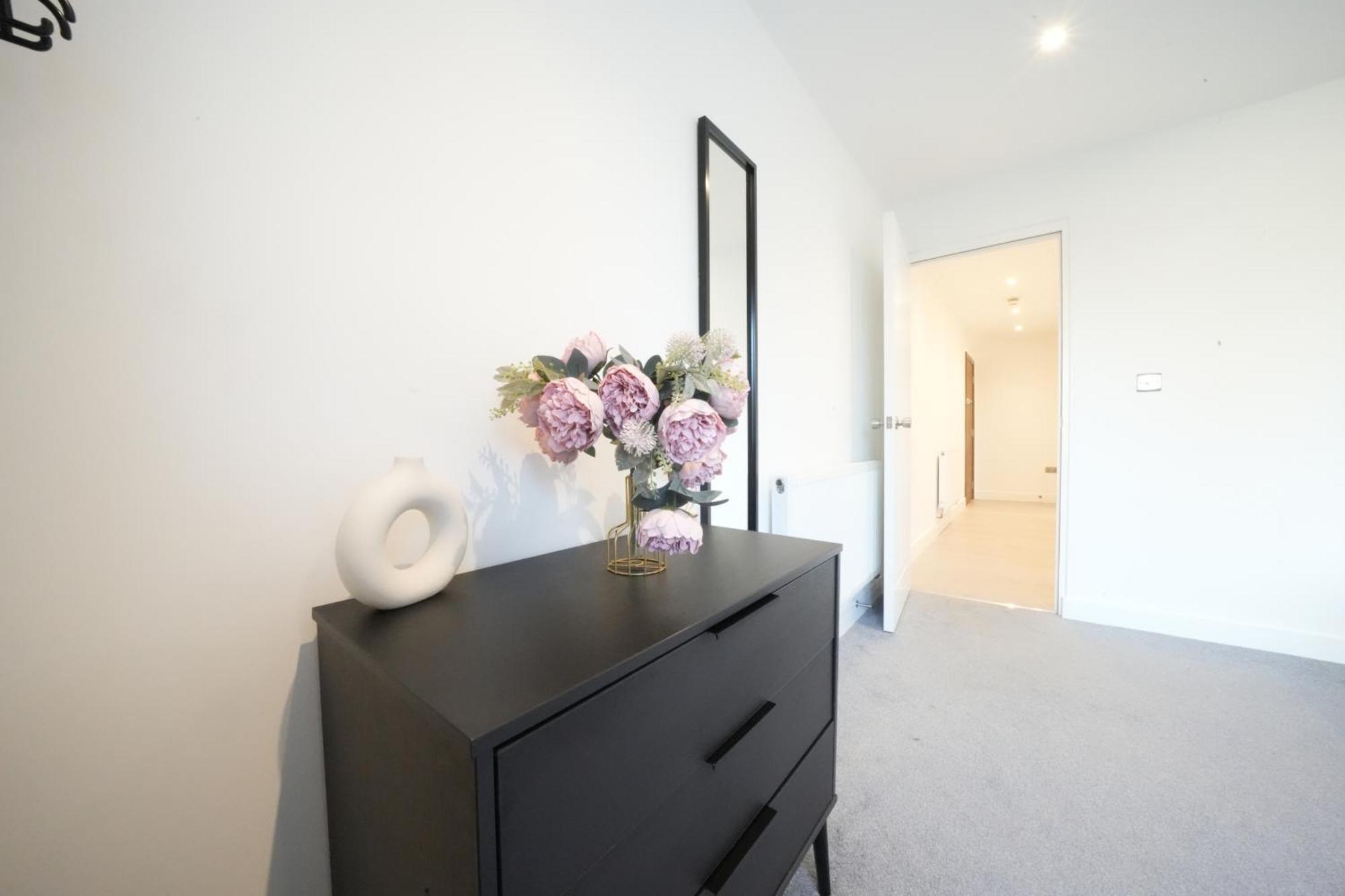 10 Min Drive To Airport - Free Parking - 15 Min Bus Ride - Ev Charge Available Apartment Stanwell Exterior photo