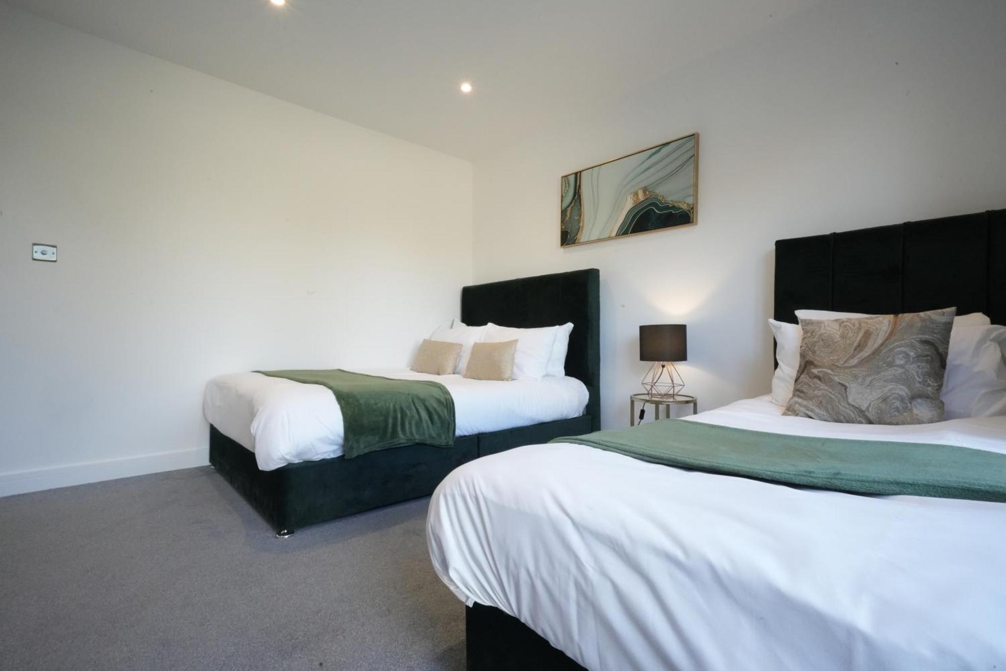 10 Min Drive To Airport - Free Parking - 15 Min Bus Ride - Ev Charge Available Apartment Stanwell Exterior photo
