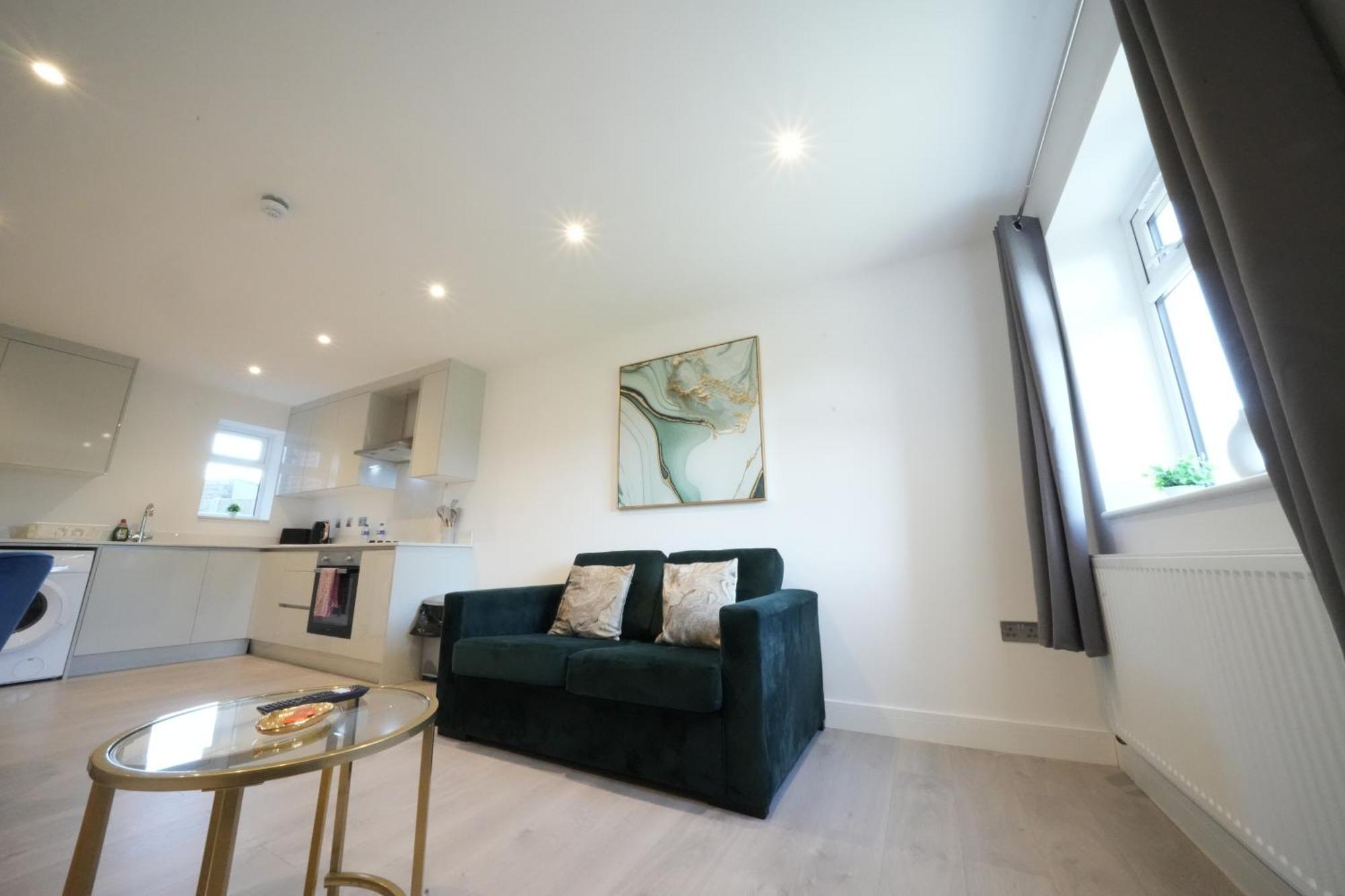 10 Min Drive To Airport - Free Parking - 15 Min Bus Ride - Ev Charge Available Apartment Stanwell Exterior photo
