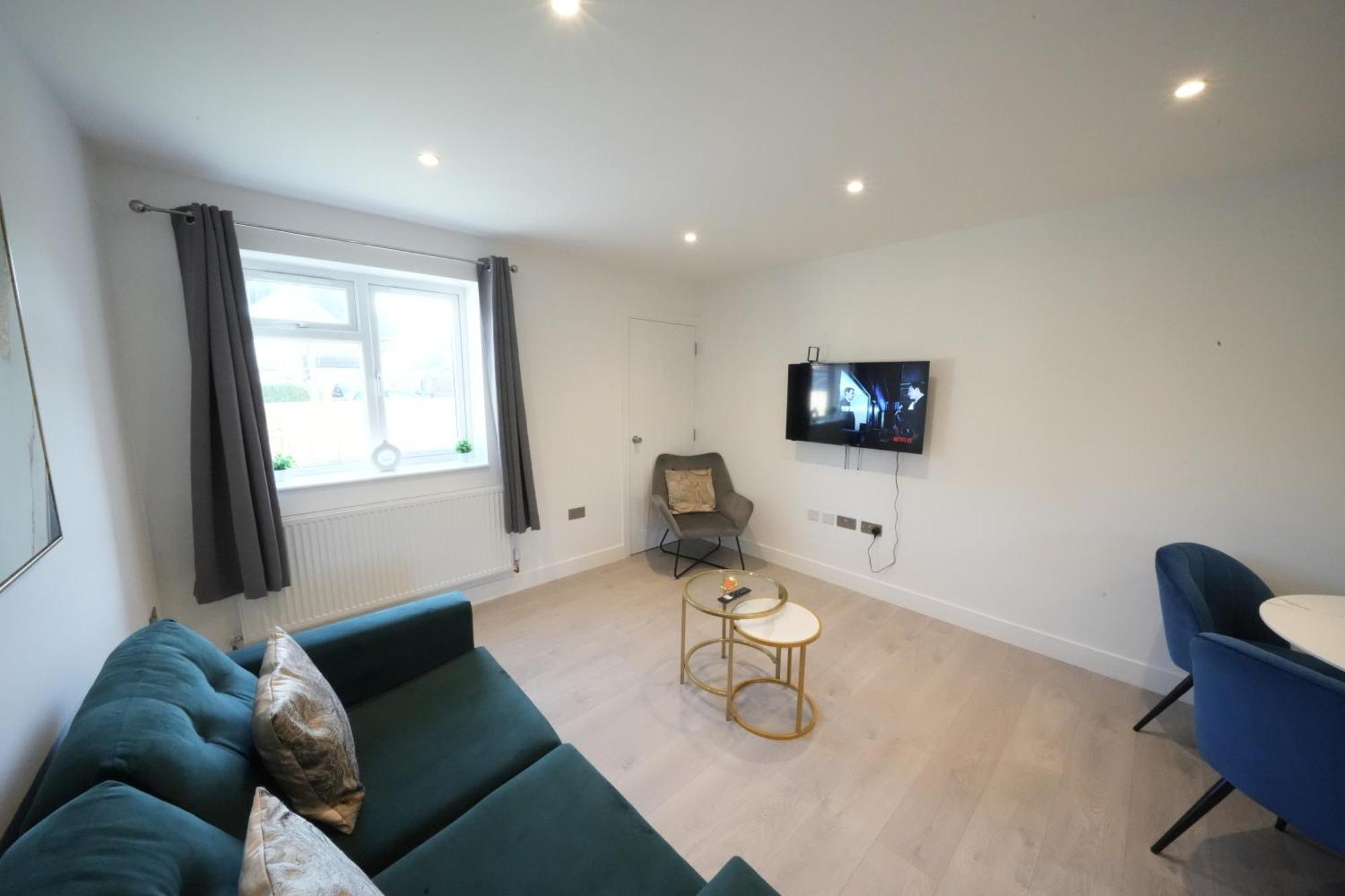 10 Min Drive To Airport - Free Parking - 15 Min Bus Ride - Ev Charge Available Apartment Stanwell Exterior photo
