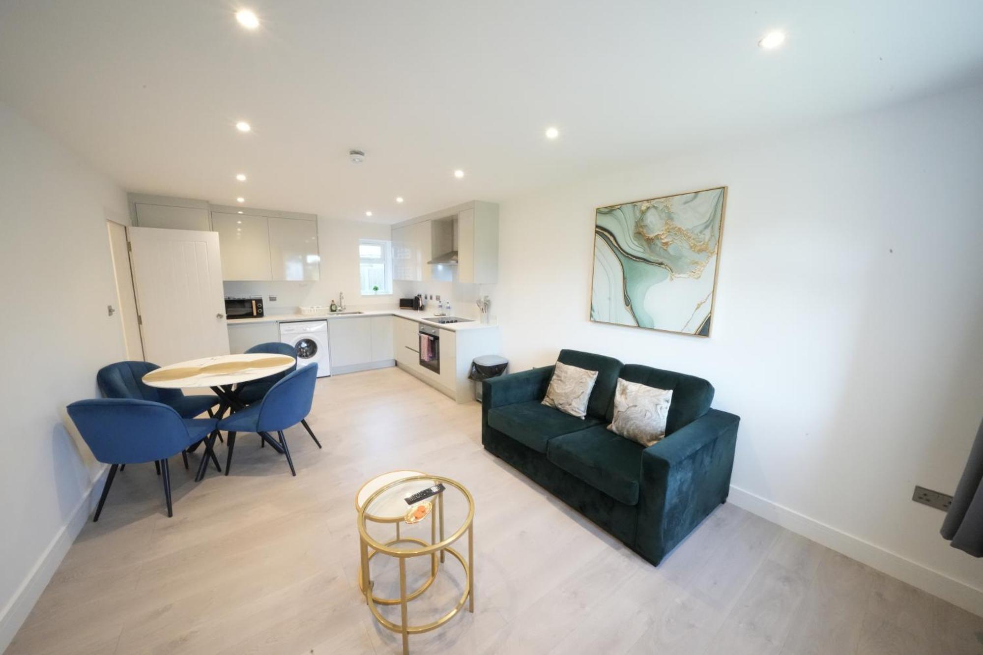 10 Min Drive To Airport - Free Parking - 15 Min Bus Ride - Ev Charge Available Apartment Stanwell Exterior photo