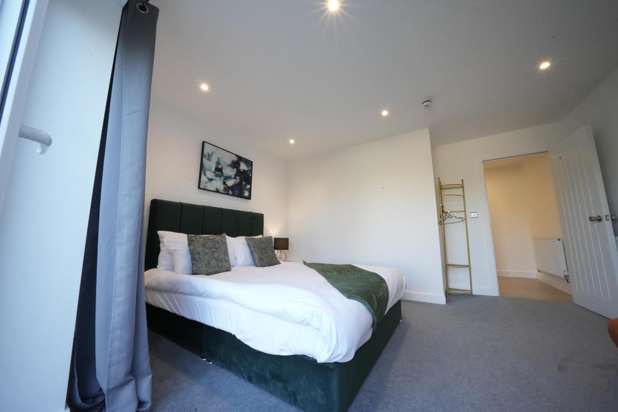 10 Min Drive To Airport - Free Parking - 15 Min Bus Ride - Ev Charge Available Apartment Stanwell Exterior photo