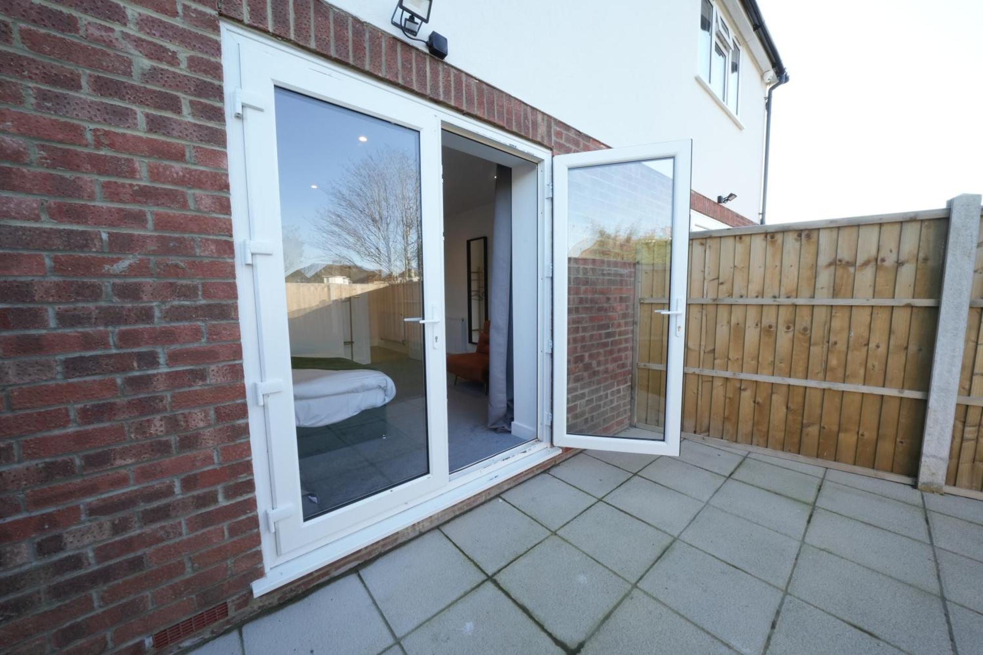 10 Min Drive To Airport - Free Parking - 15 Min Bus Ride - Ev Charge Available Apartment Stanwell Exterior photo