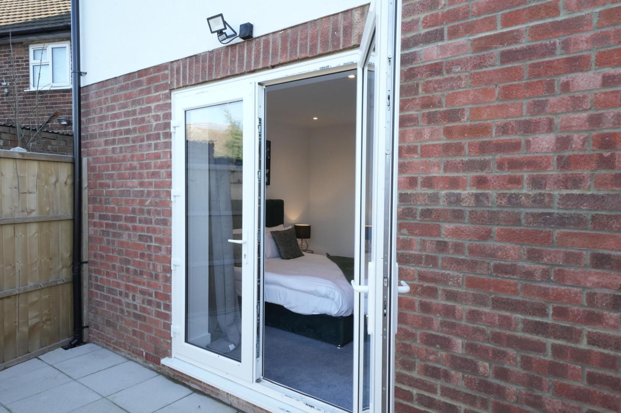 10 Min Drive To Airport - Free Parking - 15 Min Bus Ride - Ev Charge Available Apartment Stanwell Exterior photo