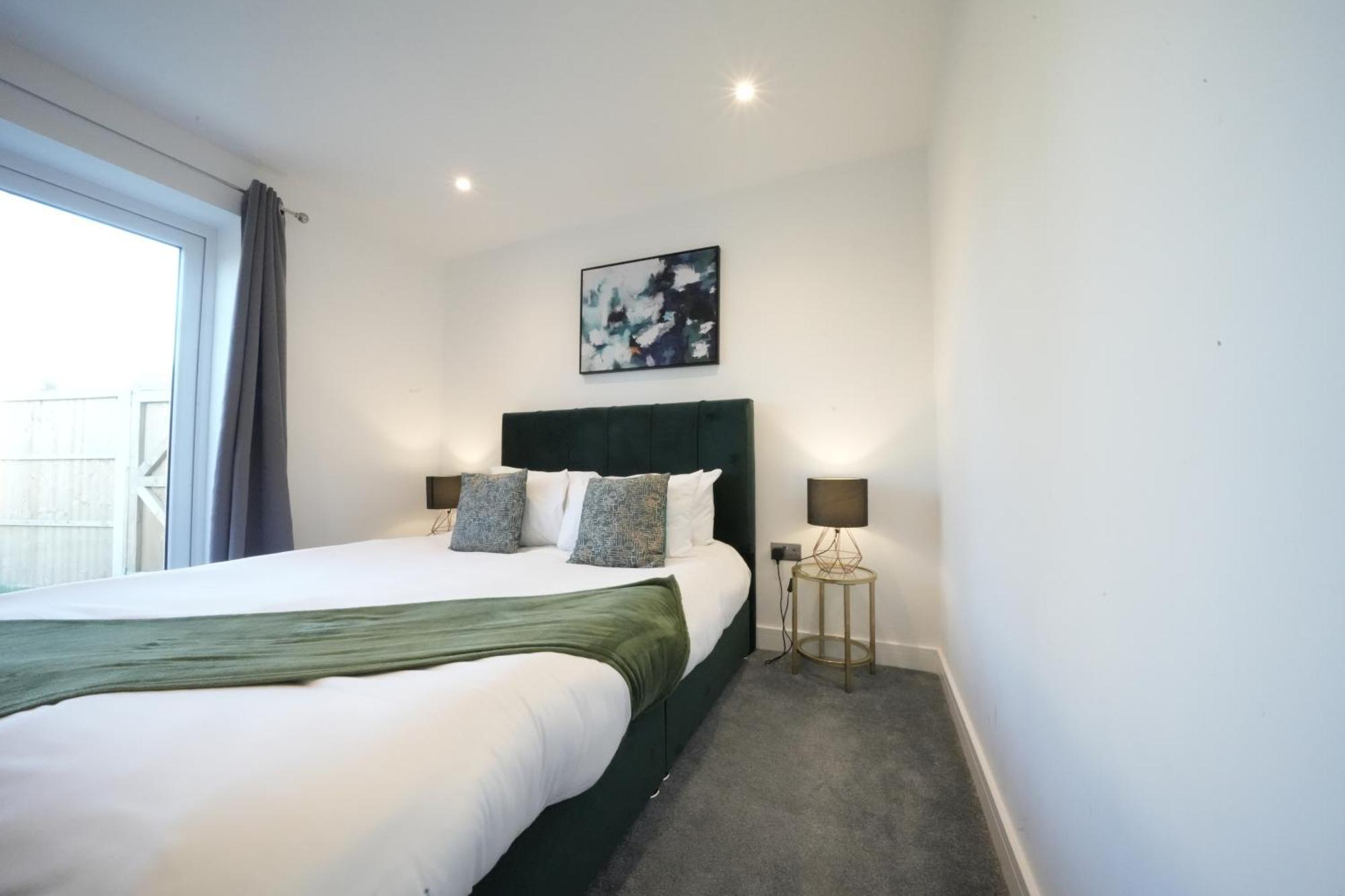 10 Min Drive To Airport - Free Parking - 15 Min Bus Ride - Ev Charge Available Apartment Stanwell Exterior photo