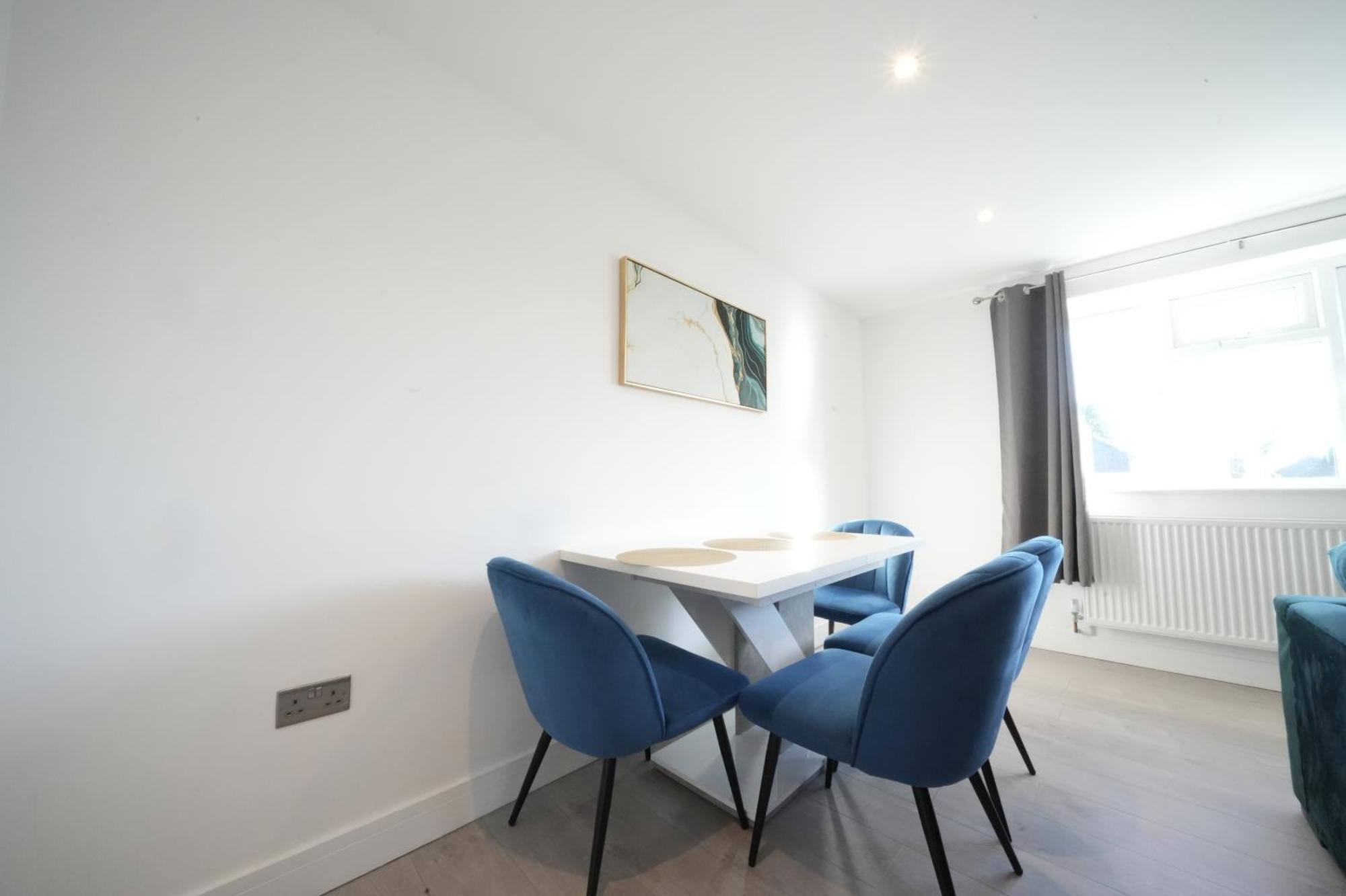 10 Min Drive To Airport - Free Parking - 15 Min Bus Ride - Ev Charge Available Apartment Stanwell Exterior photo