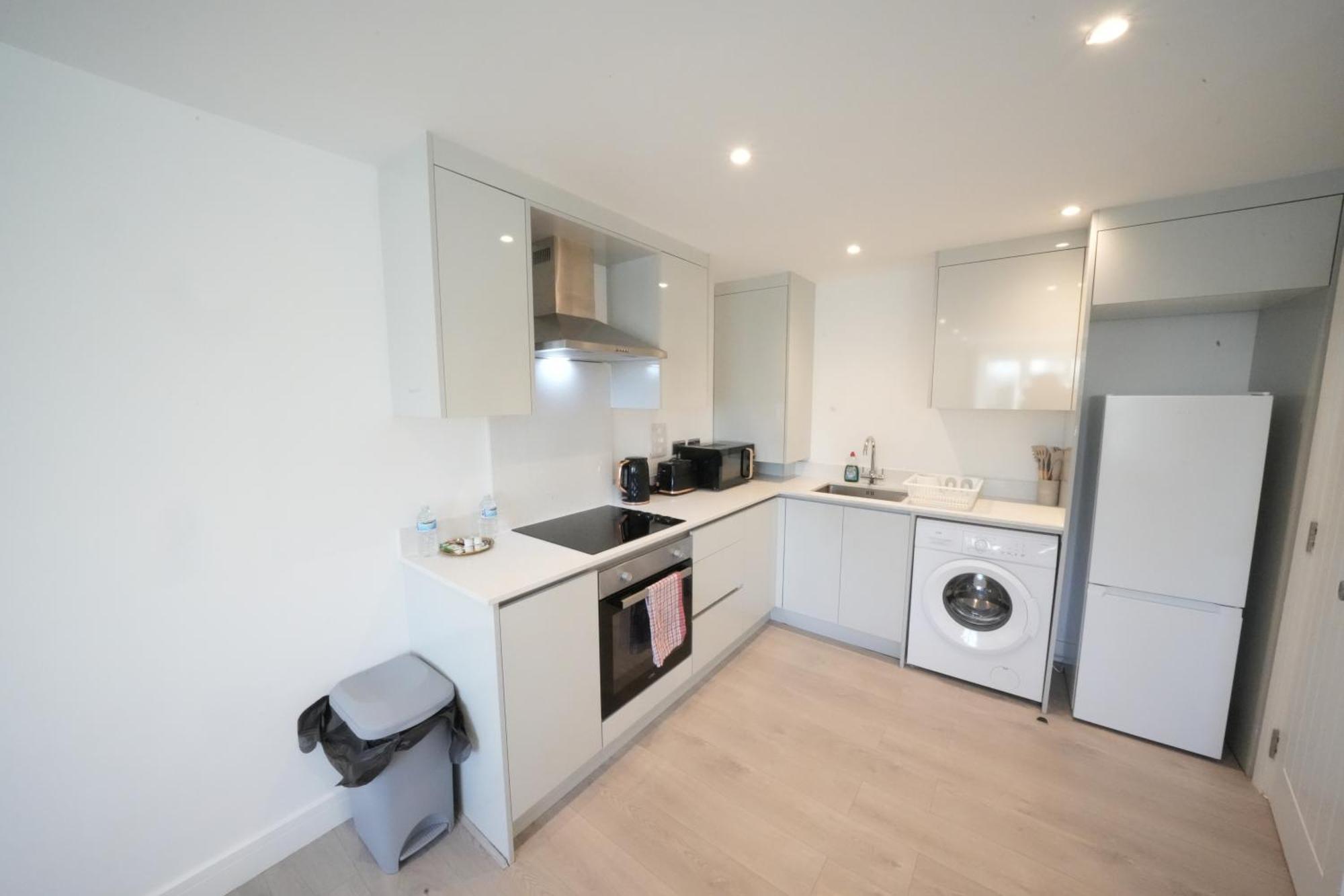 10 Min Drive To Airport - Free Parking - 15 Min Bus Ride - Ev Charge Available Apartment Stanwell Exterior photo