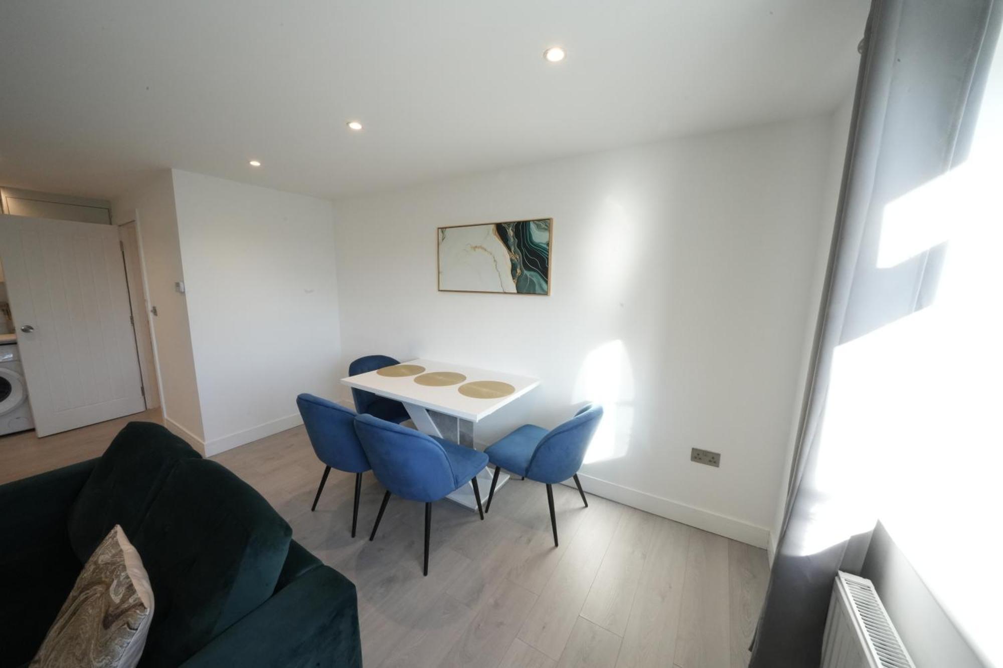 10 Min Drive To Airport - Free Parking - 15 Min Bus Ride - Ev Charge Available Apartment Stanwell Exterior photo