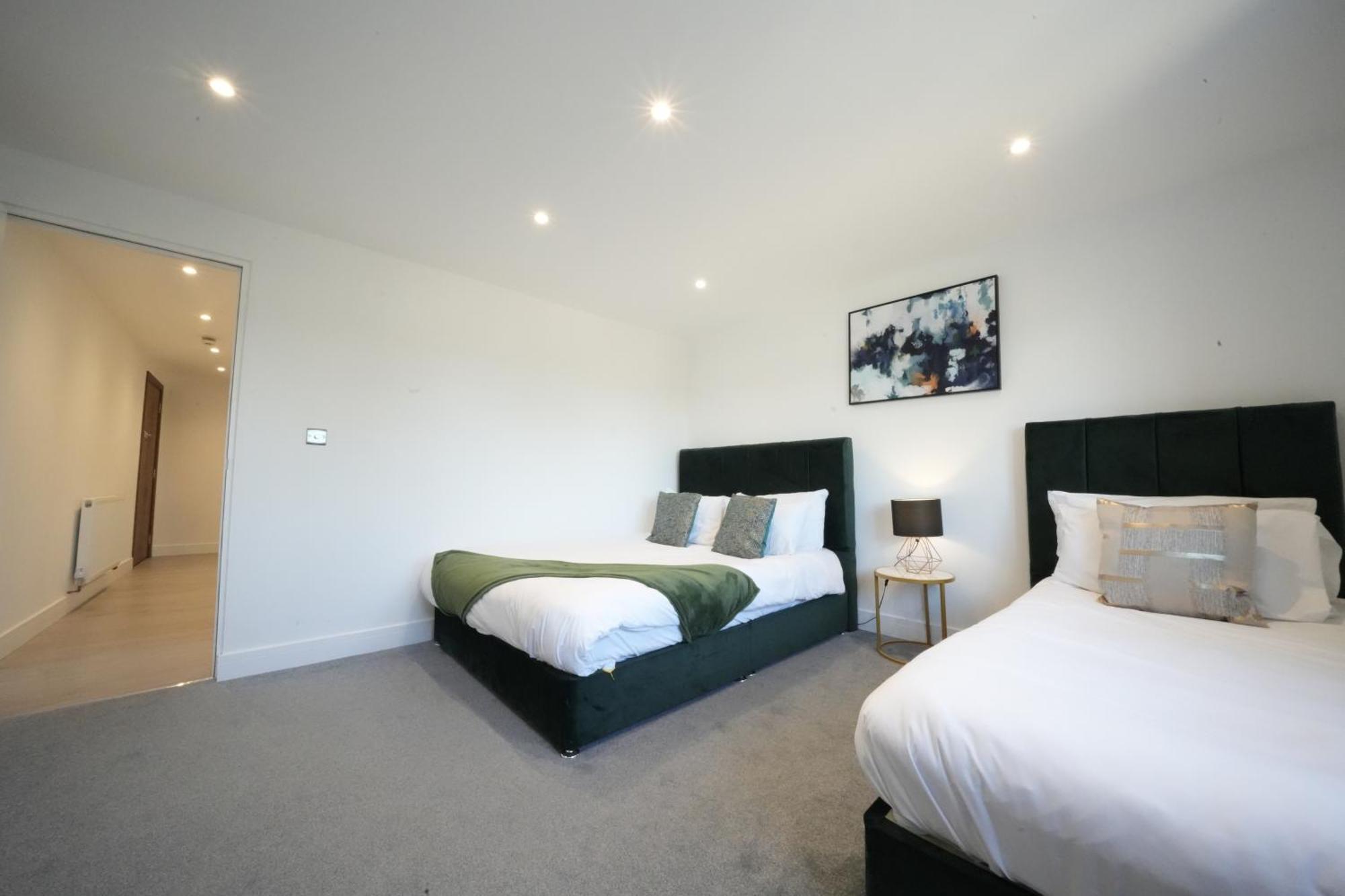 10 Min Drive To Airport - Free Parking - 15 Min Bus Ride - Ev Charge Available Apartment Stanwell Exterior photo