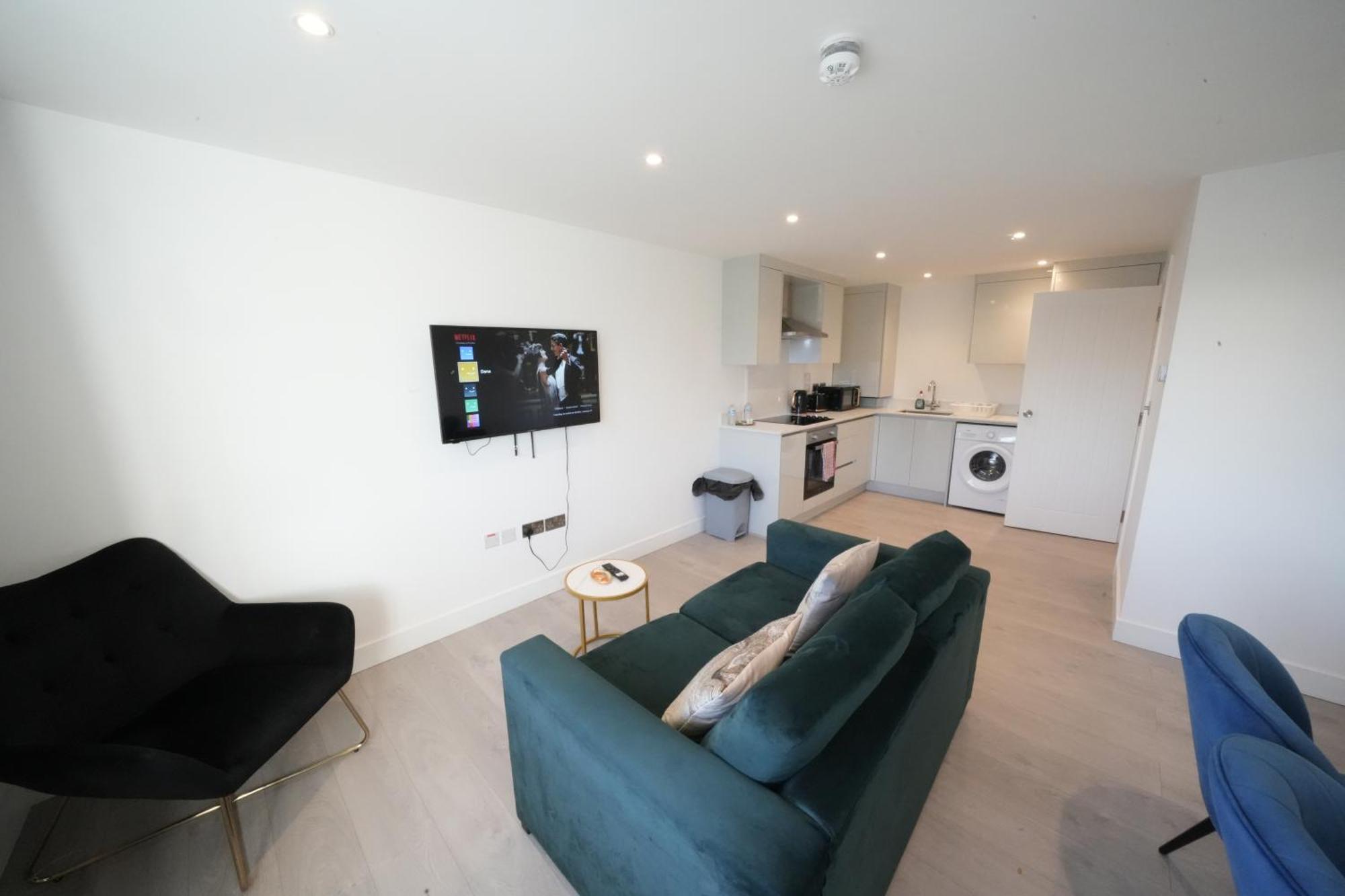10 Min Drive To Airport - Free Parking - 15 Min Bus Ride - Ev Charge Available Apartment Stanwell Exterior photo