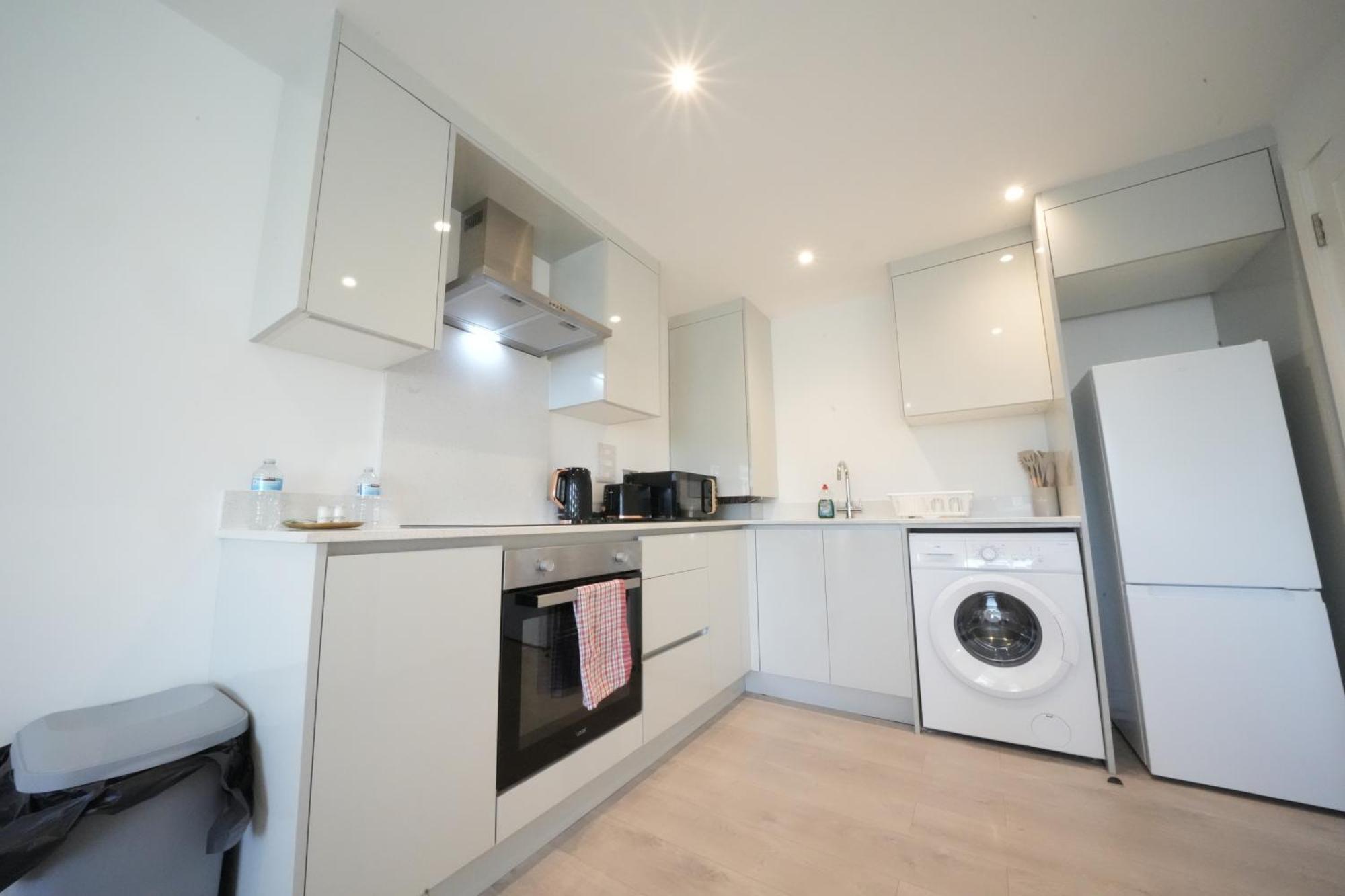 10 Min Drive To Airport - Free Parking - 15 Min Bus Ride - Ev Charge Available Apartment Stanwell Exterior photo