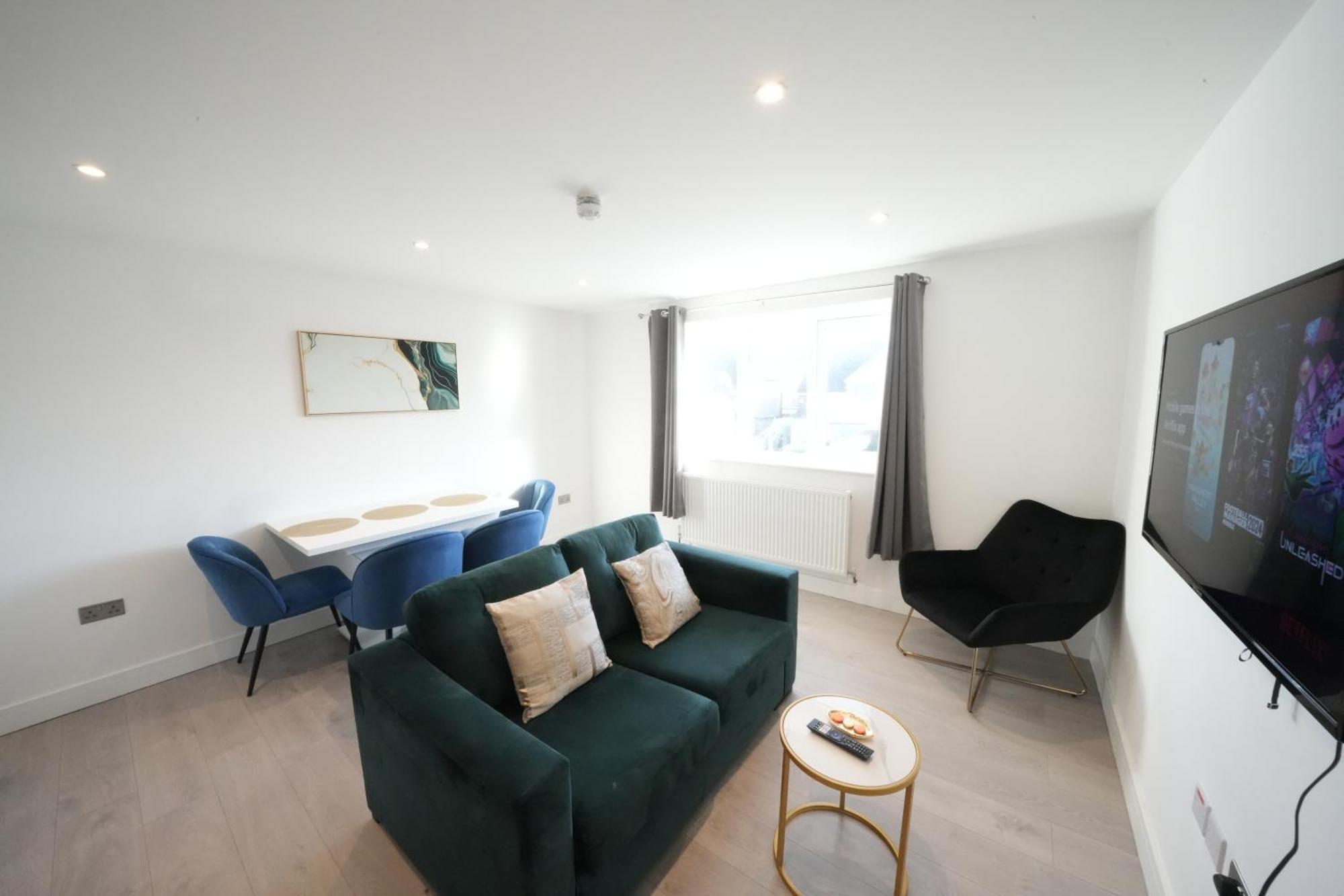 10 Min Drive To Airport - Free Parking - 15 Min Bus Ride - Ev Charge Available Apartment Stanwell Exterior photo