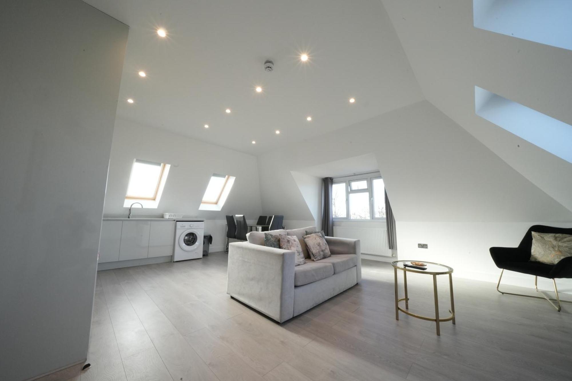 10 Min Drive To Airport - Free Parking - 15 Min Bus Ride - Ev Charge Available Apartment Stanwell Exterior photo