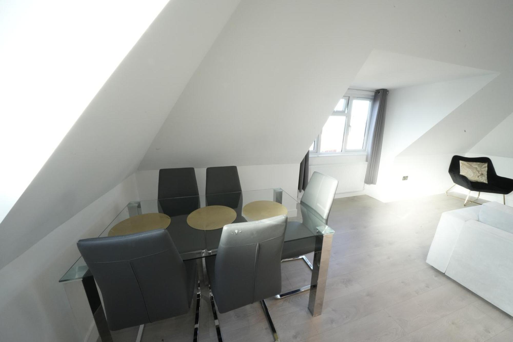 10 Min Drive To Airport - Free Parking - 15 Min Bus Ride - Ev Charge Available Apartment Stanwell Exterior photo