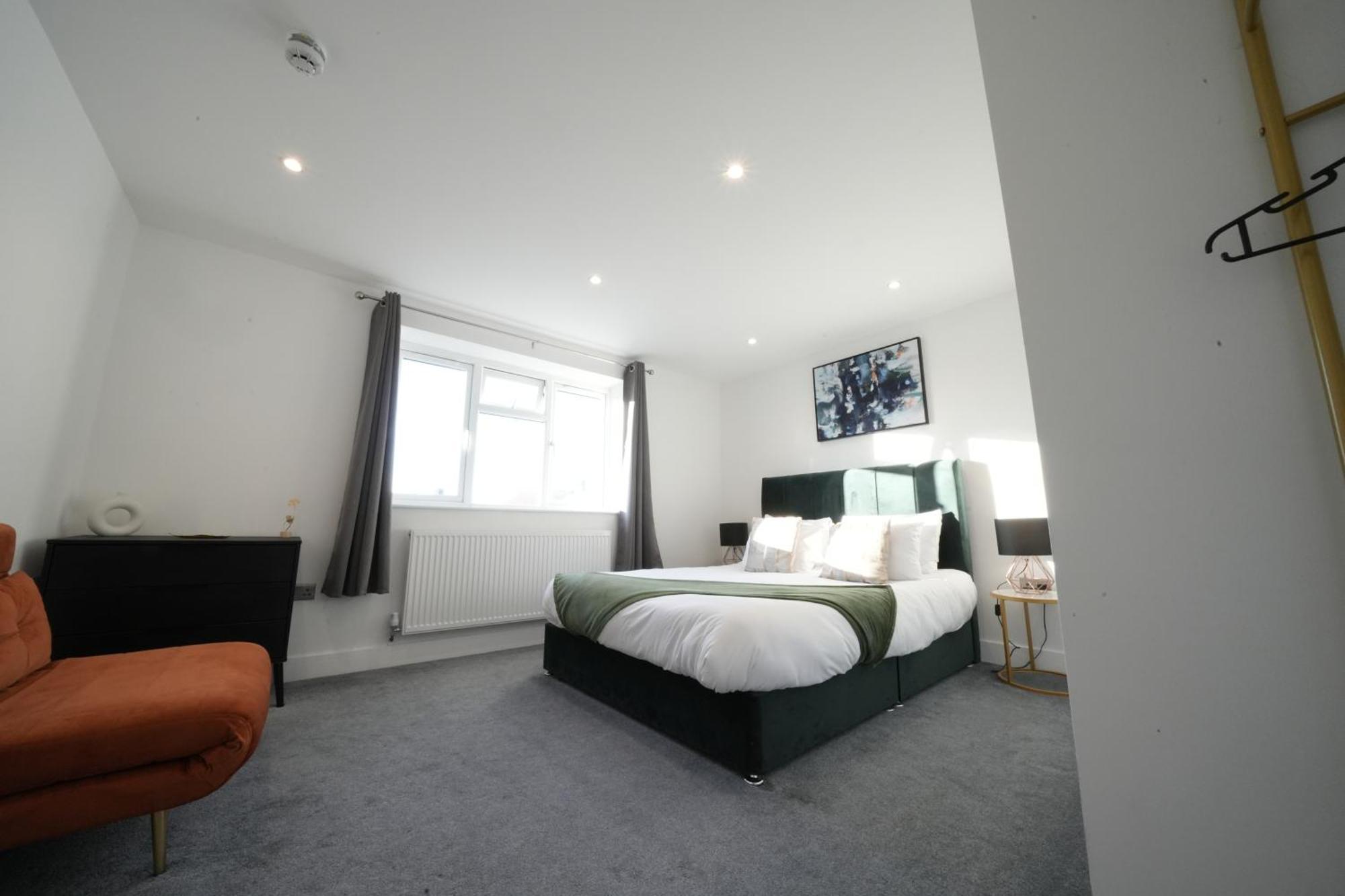 10 Min Drive To Airport - Free Parking - 15 Min Bus Ride - Ev Charge Available Apartment Stanwell Exterior photo