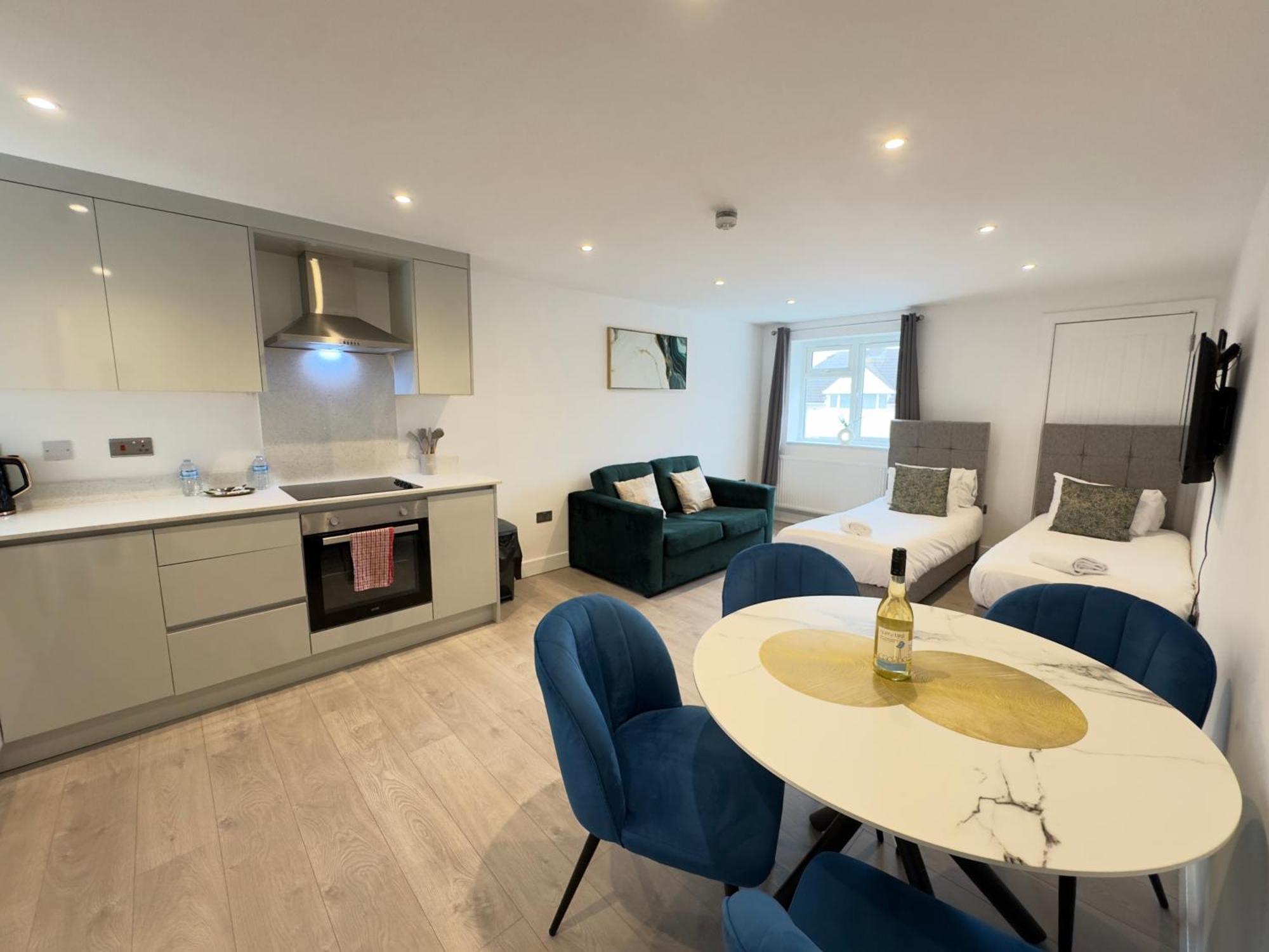 10 Min Drive To Airport - Free Parking - 15 Min Bus Ride - Ev Charge Available Apartment Stanwell Exterior photo