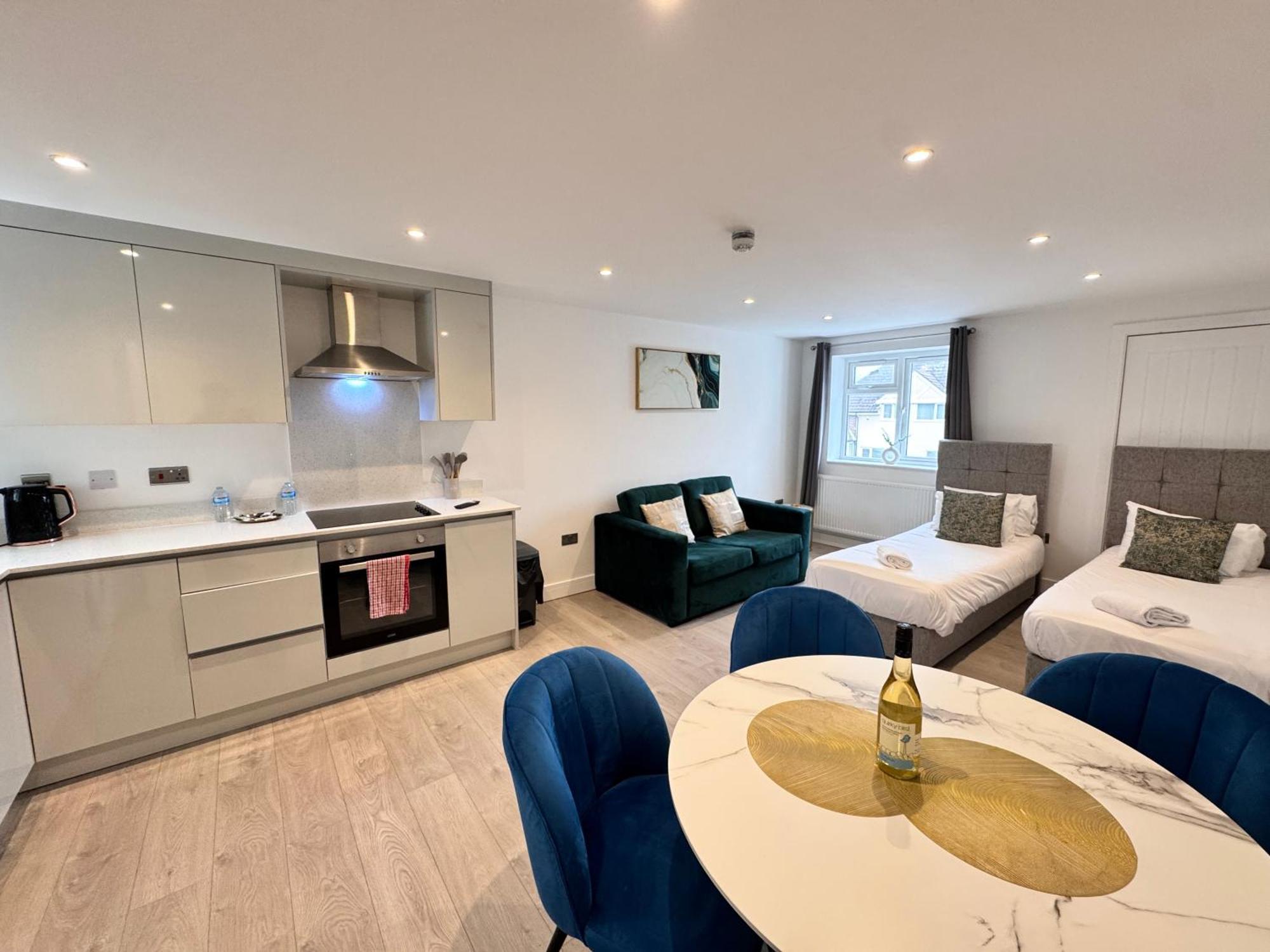 10 Min Drive To Airport - Free Parking - 15 Min Bus Ride - Ev Charge Available Apartment Stanwell Exterior photo