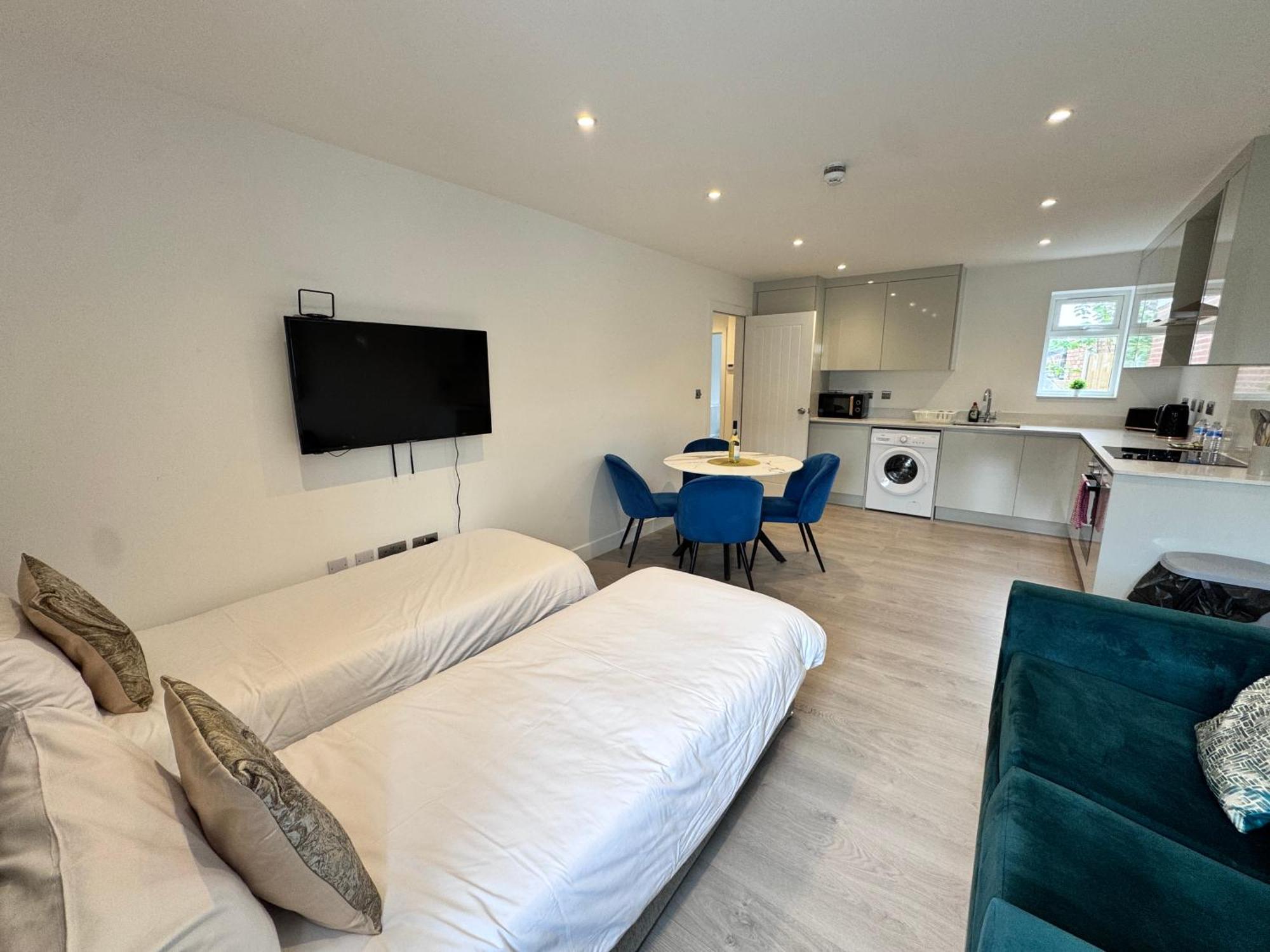 10 Min Drive To Airport - Free Parking - 15 Min Bus Ride - Ev Charge Available Apartment Stanwell Exterior photo