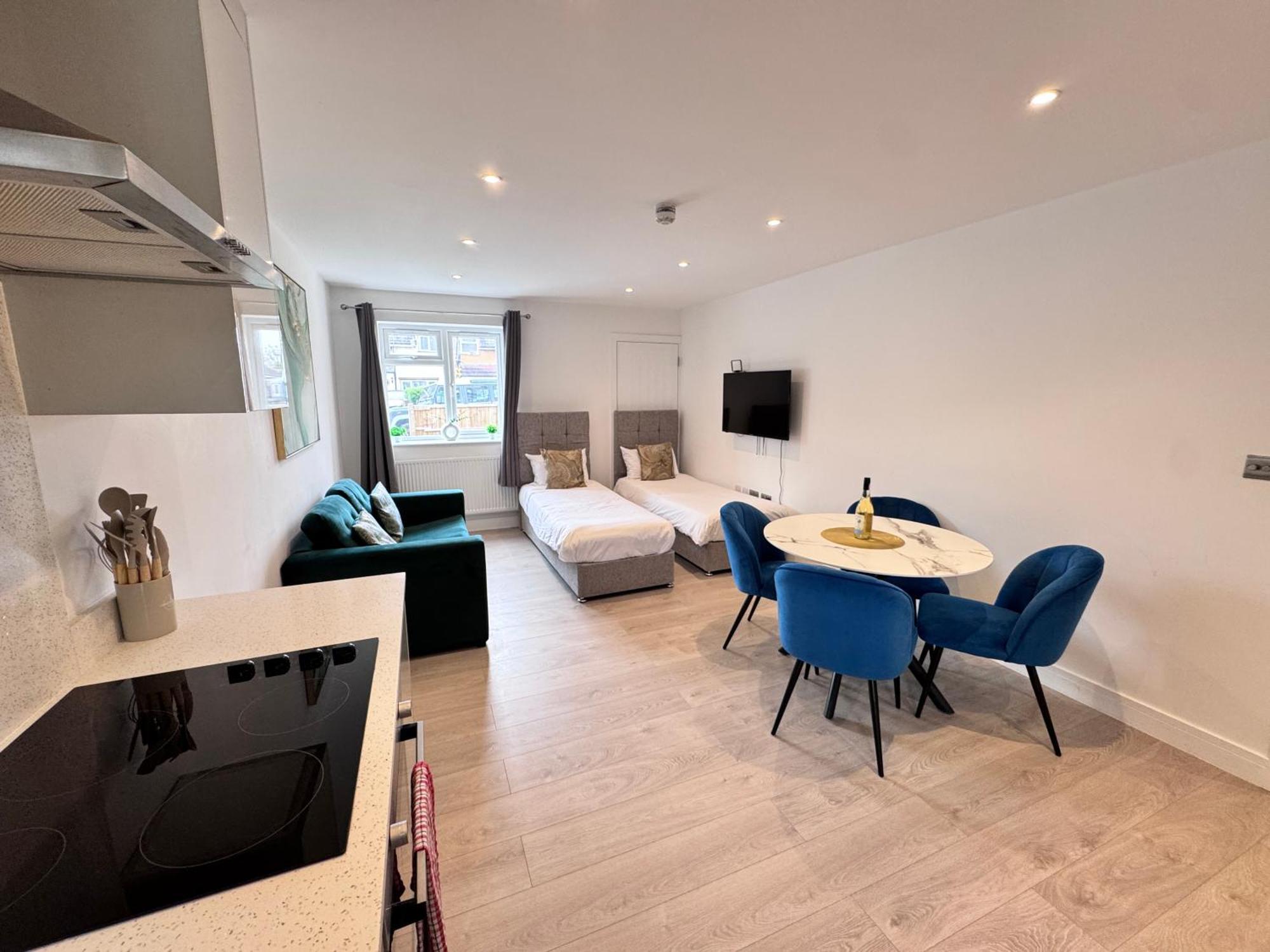 10 Min Drive To Airport - Free Parking - 15 Min Bus Ride - Ev Charge Available Apartment Stanwell Exterior photo